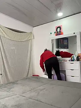 Snapshot of hannahb-e chatting on 11-25-25, 07:36 hannahb-e online show from 11-25-25, 07:36