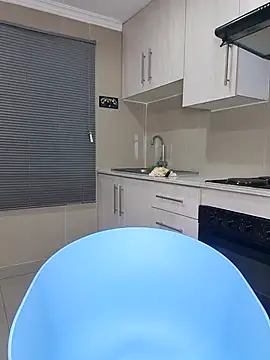 Snapshot of Jazmine-Blue chatting on 10-22-25, 01:06 Jazmine-Blue online show from 10-22-25, 01:06