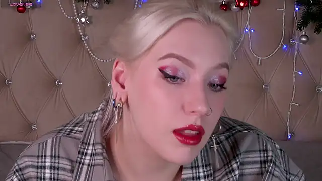 Snapshot of RachelCart chatting on 01-10-25, 04:12 RachelCart online show from 01-10-25, 04:12