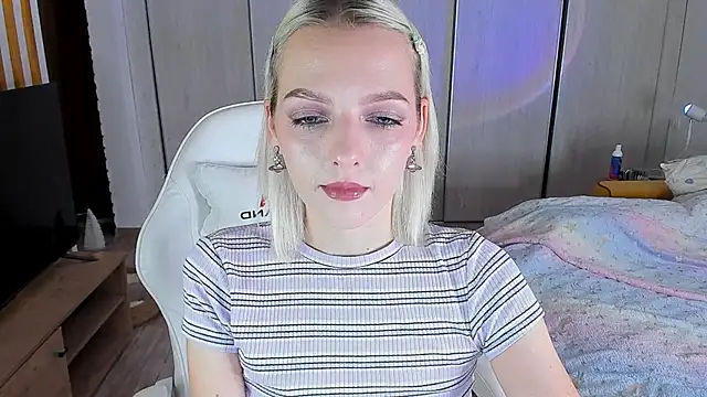 Snapshot of ice_pixie chatting on 12-21-24, 04:03 ice pixie online show from 12-21-24, 04:03