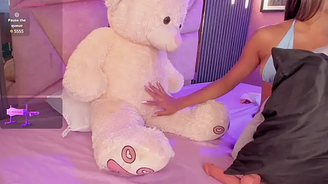 Snapshot of Alisse_Miller chatting on 12-15-24, 09:20 Alisse Miller online show from 12-15-24, 09:20