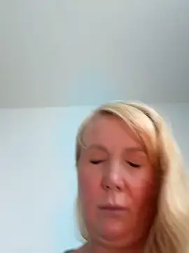 EmmaInLove23 online show from 10-04-25, 08:01