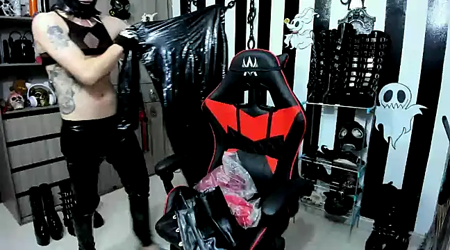 Snapshot of daven56 chatting on 12-17-24, 04:32 daven56 online show from 12-17-24, 04:32