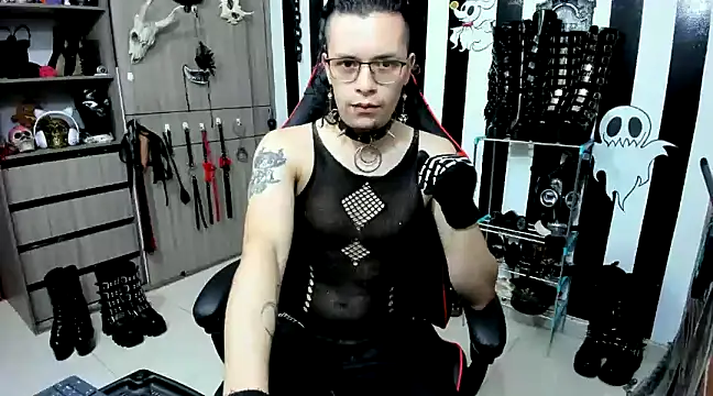 Snapshot of daven56 chatting on 12-19-24, 01:29 daven56 online show from 12-19-24, 01:29