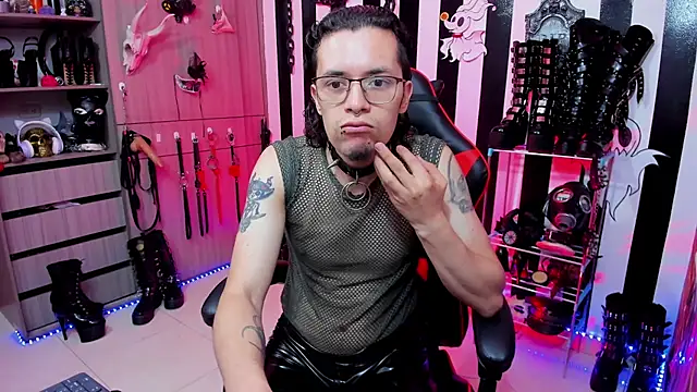 Snapshot of daven56 chatting on 02-18-25, 01:33 daven56 online show from 02-18-25, 01:33