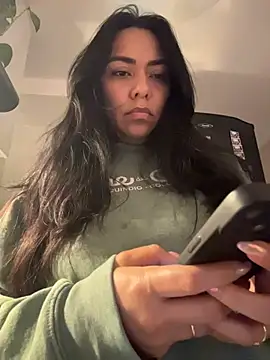 Snapshot of PetitLumiere chatting on 11-15-25, 06:00 PetitLumiere online show from 11-15-25, 06:00