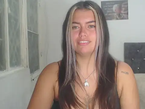 Snapshot of sweetkitty_16 chatting on 10-18-25, 03:42 sweetkitty 16 online show from 10-18-25, 03:42