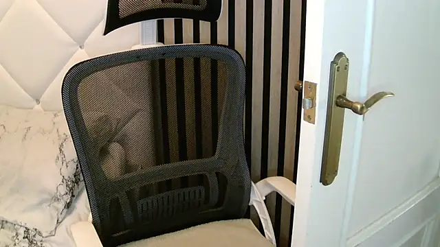 Snapshot of xxNoeliaxx chatting on 12-04-25, 08:01 xxNoeliaxx online show from 12-04-25, 08:01