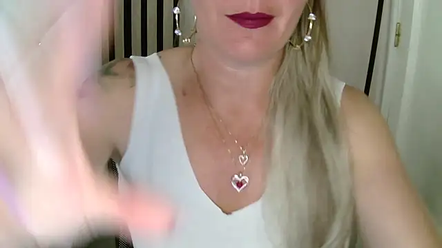 xxNoeliaxx online show from 04-19-26, 07:18