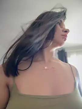 Snapshot of Simply_the_best chatting on 10-30-25, 01:01 Simply the best online show from 10-30-25, 01:01