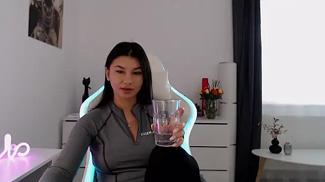 Snapshot of Simply_the_best chatting on 11-08-25, 11:21 Simply the best online show from 11-08-25, 11:21