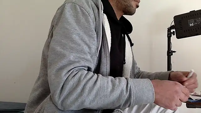 Snapshot of molozeb chatting on 10-18-25, 10:49 molozeb online show from 10-18-25, 10:49