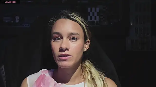 Snapshot of SamanthaWatson chatting on 10-03-25, 01:35 SamanthaWatson online show from 10-03-25, 01:35