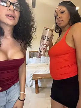 Snapshot of Latinaebony69 chatting on 10-19-25, 07:47 Latinaebony69 online show from 10-19-25, 07:47