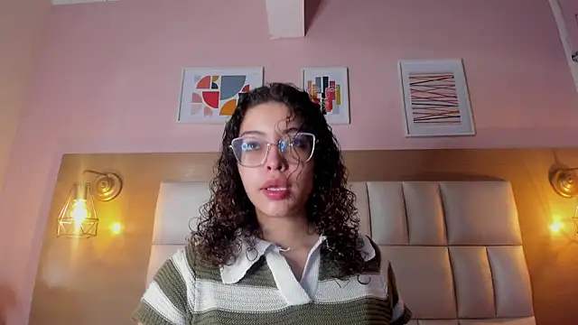 Snapshot of Dollar-girl chatting on 01-13-25, 12:13 Dollar-girl online show from 01-13-25, 12:13