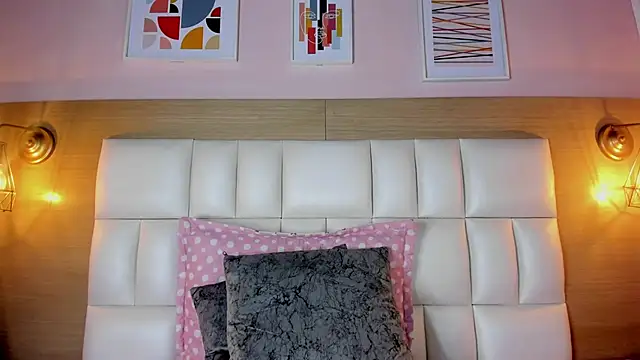 Snapshot of Dollar-girl chatting on 01-22-25, 04:12 Dollar-girl online show from 01-22-25, 04:12