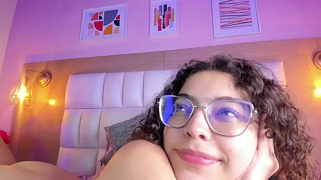 Snapshot of Dollar-girl chatting on 01-24-25, 05:53 Dollar-girl online show from 01-24-25, 05:53