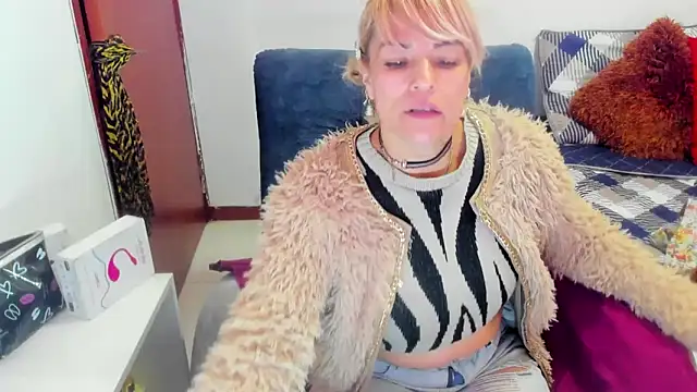 Snapshot of harly__queen chatting on 02-14-25, 12:25 harly queen online show from 02-14-25, 12:25