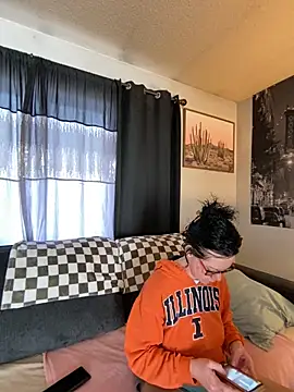 SidneyRaee online show from 12-17-24, 03:39