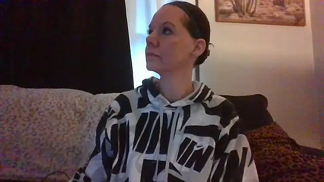 SidneyRaee online show from 10-11-25, 04:16