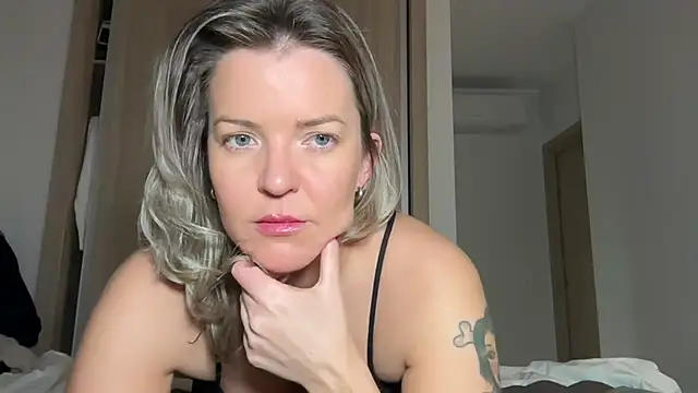 Snapshot of naughtyhollyxxxx chatting on 02-05-25, 04:03 naughtyhollyxxxx online show from 02-05-25, 04:03