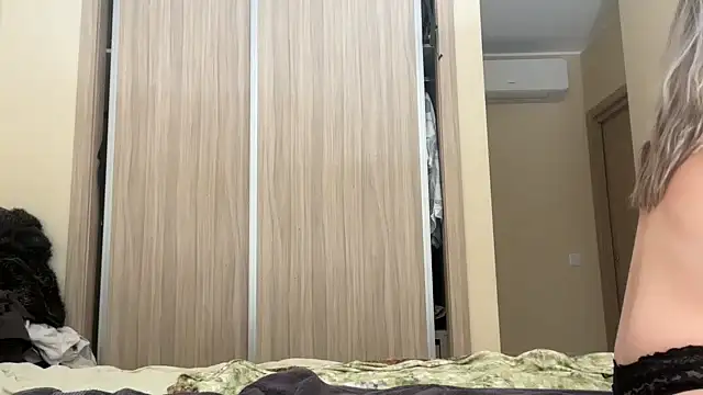 Snapshot of naughtyhollyxxxx chatting on 10-08-25, 03:20 naughtyhollyxxxx online show from 10-08-25, 03:20