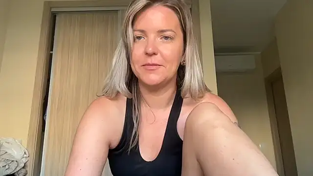 Snapshot of naughtyhollyxxxx chatting on 10-10-25, 07:51 naughtyhollyxxxx online show from 10-10-25, 07:51