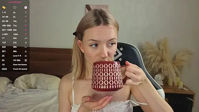Snapshot of IdaValenti chatting on 09-22-25, 01:07 IdaValenti online show from 09-22-25, 01:07