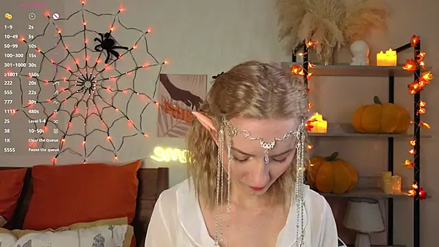 Snapshot of IdaValenti chatting on 10-30-25, 11:05 IdaValenti online show from 10-30-25, 11:05