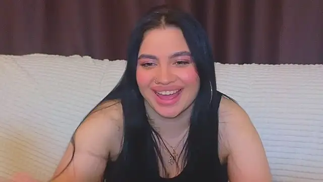 Snapshot of Nikki_Kardashian chatting on 02-01-25, 01:34 Nikki Kardashian online show from 02-01-25, 01:34