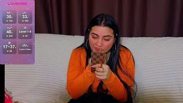 Snapshot of Nikki_Kardashian chatting on 02-11-25, 10:18 Nikki Kardashian online show from 02-11-25, 10:18