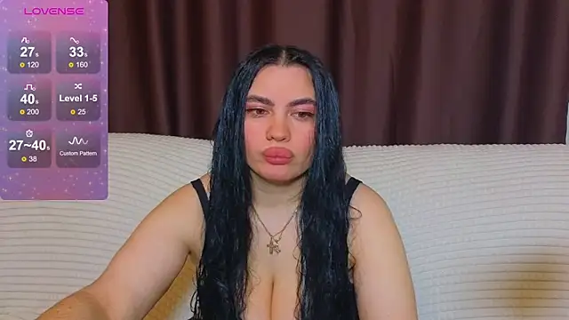 Snapshot of Nikki_Kardashian chatting on 02-25-25, 10:18 Nikki Kardashian online show from 02-25-25, 10:18