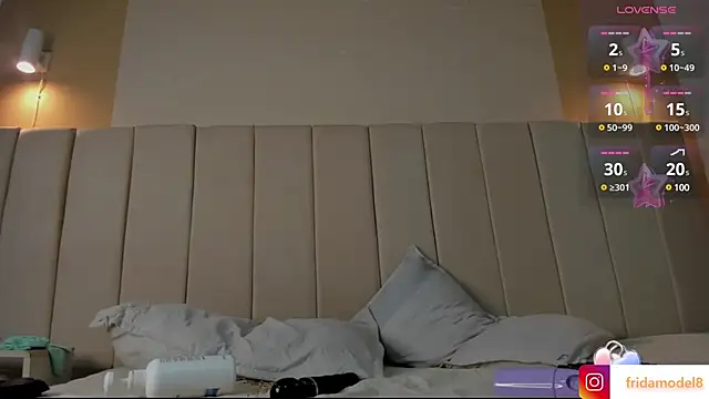 Snapshot of _frida1 chatting on 01-11-25, 01:11 frida1 online show from 01-11-25, 01:11