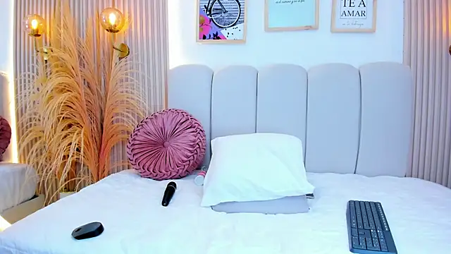 carolriveraa  online show from 10-04-25, 08:51