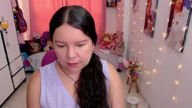 Snapshot of claryssa_ chatting on 05-17-26, 09:00 claryssa online show from 05-17-26, 09:00