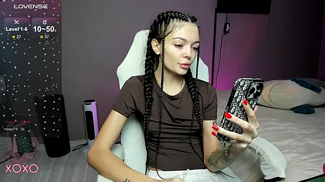 Snapshot of Mariella_Adamss chatting on 10-31-25, 10:16 Mariella Adamss online show from 10-31-25, 10:16