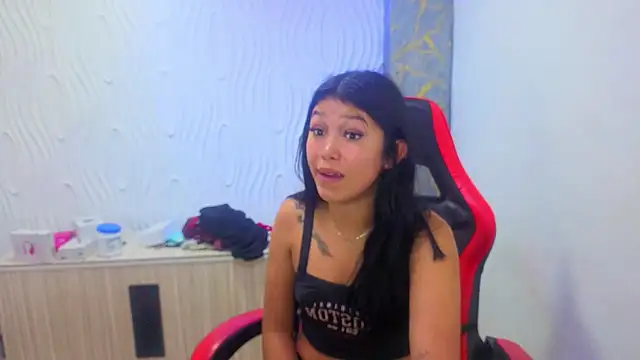 Snapshot of emily_rosse04 chatting on 11-11-25, 01:33 emily rosse04 online show from 11-11-25, 01:33