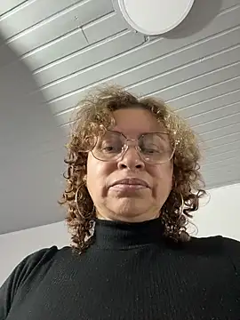 Snapshot of SheraHadee chatting on 10-23-25, 01:16 SheraHadee online show from 10-23-25, 01:16