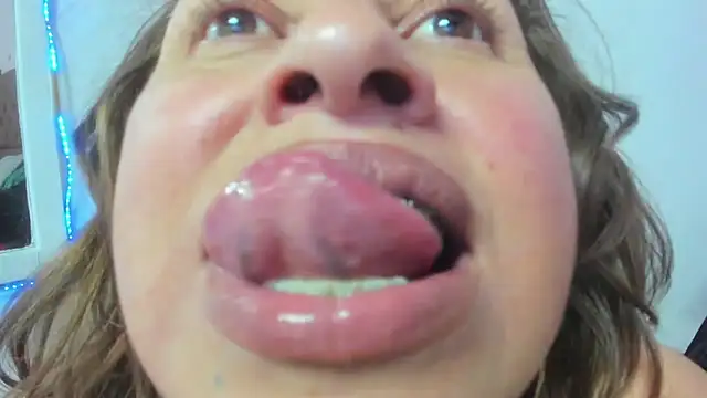 Snapshot of SheraHadee chatting on 10-26-25, 06:25 SheraHadee online show from 10-26-25, 06:25