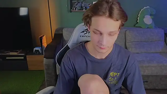 Snapshot of TeddyLiLboy chatting on 10-19-25, 02:40 TeddyLiLboy online show from 10-19-25, 02:40