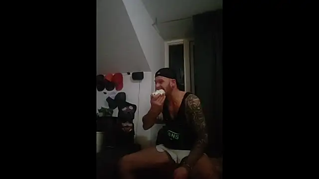 Snapshot of eltoulou chatting on 01-26-25, 01:41 eltoulou online show from 01-26-25, 01:41