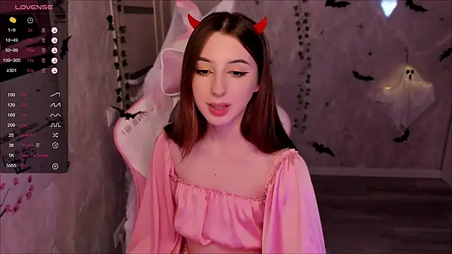 Snapshot of Polly__Hill chatting on 10-13-25, 06:41 Polly Hill online show from 10-13-25, 06:41