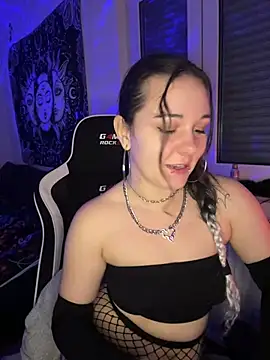 Snapshot of kinkygirl420x chatting on 02-11-25, 10:28 kinkygirl420x online show from 02-11-25, 10:28