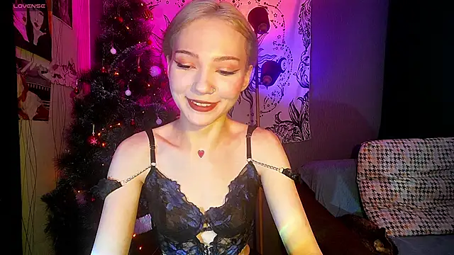 Snapshot of SandraBoyl chatting on 12-17-24, 04:12 SandraBoyl online show from 12-17-24, 04:12