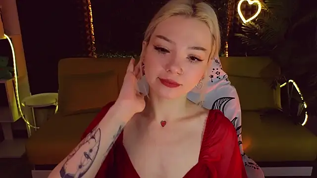 Snapshot of SandraBoyl chatting on 02-05-25, 01:26 SandraBoyl online show from 02-05-25, 01:26