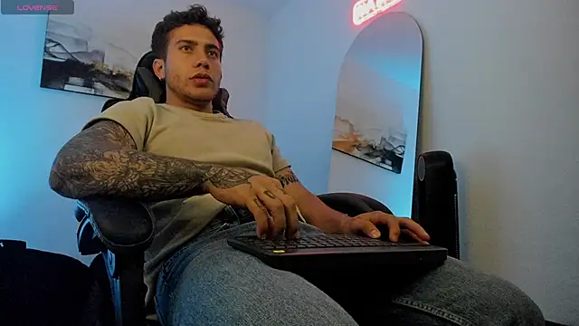 Snapshot of LucianSinclair chatting on 01-16-25, 12:12 LucianSinclair online show from 01-16-25, 12:12