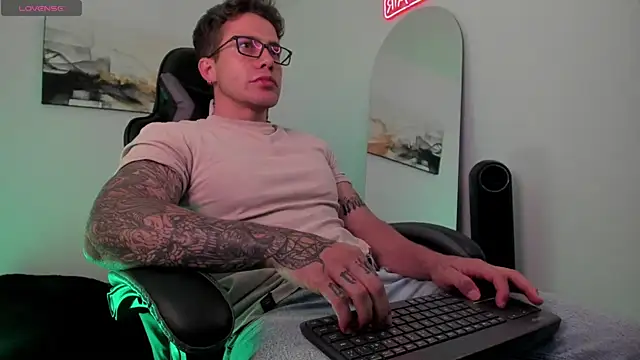 Snapshot of LucianSinclair chatting on 01-24-25, 12:42 LucianSinclair online show from 01-24-25, 12:42