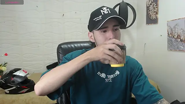 Snapshot of DmitriSanders chatting on 12-14-24, 12:23 DmitriSanders online show from 12-14-24, 12:23