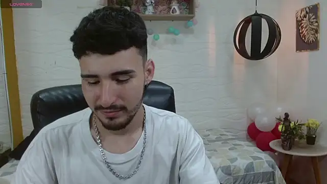 Snapshot of DmitriSanders chatting on 03-01-25, 08:42 DmitriSanders online show from 03-01-25, 08:42