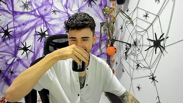 Snapshot of DmitriSanders chatting on 10-01-25, 10:38 DmitriSanders online show from 10-01-25, 10:38